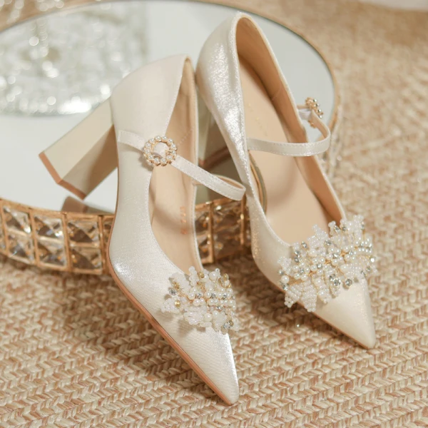 Elegant Beige Satin Pearl Rhinestone Wedding Shoes 2024 7 cm Thick Heels Pointed Toe Wedding Pumps High Heels