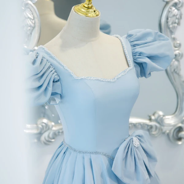 Style Audrey Hepburn Bleu Ciel Dos Nu Robe De Bal 2021 Encolure Carrée Manches Courtes Bretelles croisées Longue Satin Promo Princesse Robe De Cérémonie