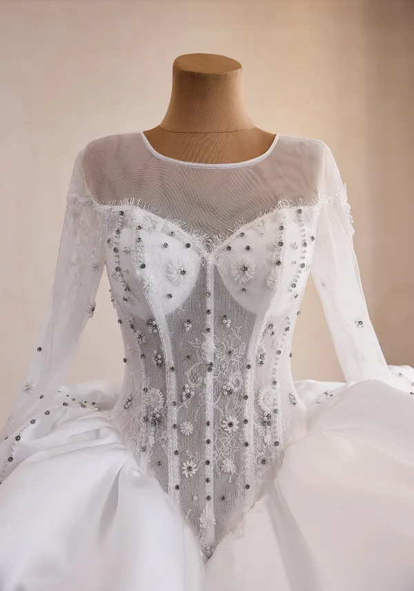 Luxus / Herrlich Ivory / Creme Perle Strass Spitze Blumen Fallende Rüsche Brautkleider / Hochzeitskleider 2026 Ballkleid Rundhalsausschnitt Lange Ärmel Satin Kapelle-Schleppe