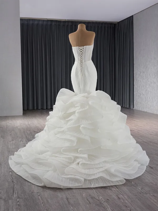 Sexy Haut de Gamme Blanche Perle Faux Diamant Volants en Cascade Robe De Mariée 2024 Trompette / Sirène Bustier Sans Manches Dos Nu Train De Balayage Mariage