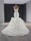 Sexy Haut de Gamme Blanche Perle Faux Diamant Volants en Cascade Robe De Mariée 2024 Trompette / Sirène Bustier Sans Manches Dos Nu Train De Balayage Mariage