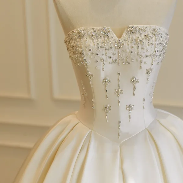 Luxe Ivoire Fait main Faux Diamant Satin Robe De Mariée 2026 Robe Boule Bustier Sans Manches Dos Nu Longue