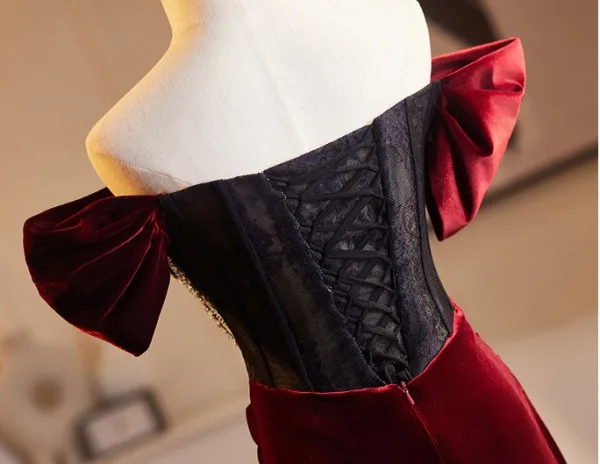 Elegant Burgundy Rhinestone Velvet Prom Dresses 2025 Trumpet / Mermaid Off-The-Shoulder Short Sleeve Backless Sweep Train Prom Formal Dresses