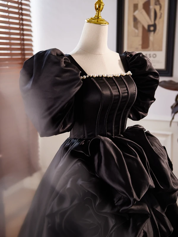 Audrey Hepburn-Stil Schwarz Asymmetrisch Ballkleider 2024 Ballkleid Eckiger Ausschnitt Geschwollenes Kurze Ärmel Rückenfreies Ball Festliche Kleider
