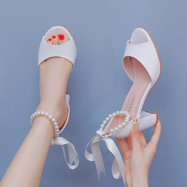 Élégant Blanche Perle Noeud Bride Cheville Chaussure De Mariée 2024 7 cm Talons Épais Peep Toes / Bout Ouvert Mariage Sandales Talons Hauts