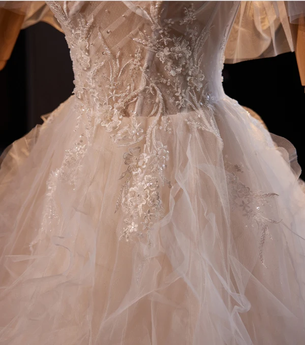 Charmant Weiß Perlenstickerei Perle Spitze Blumen Fallende Rüsche Leichtes Brautkleider / Hochzeitskleider 2024 Ballkleid Spaghettiträger Ärmellos Rückenfreies Sweep / Pinsel Zug
