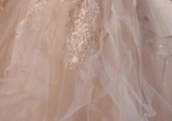 Charmant Weiß Perlenstickerei Perle Spitze Blumen Fallende Rüsche Leichtes Brautkleider / Hochzeitskleider 2024 Ballkleid Spaghettiträger Ärmellos Rückenfreies Sweep / Pinsel Zug