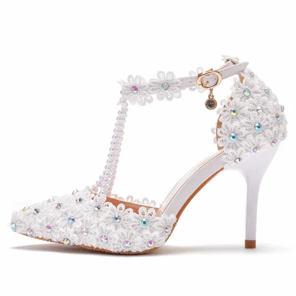 Charmant Blanche En Dentelle Fleur Perle Chaussure De Mariée 2022 T-Strap Faux Diamant 9 cm Talons Aiguilles À Bout Pointu Mariage Talons Hauts