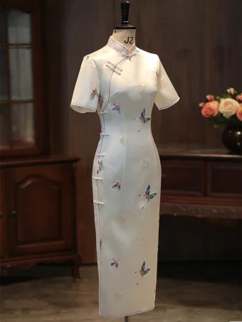 Chinesischer Stil Weiß Stickerei Schmetterling Wadenlang Cheongsam 2026 Meerjungfrau Stehkragen Kurze Ärmel