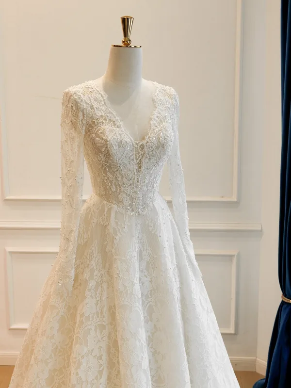 Luxury / Gorgeous Elegant Ivory Handmade Beading Pearl Sequins Lace Flower Wedding Dresses 2026 A-Line / Princess V-Neck Long Sleeve Backless