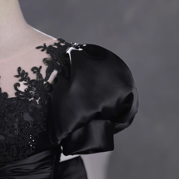 Vintage Schwarz Perlenstickerei Spitze Blumen Satin Ballkleider 2023 Ballkleid Rundhalsausschnitt Kurze Ärmel Schleife Lange Ball Festliche Kleider
