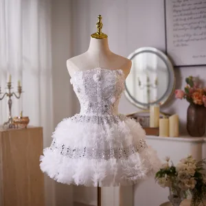 Sexy Sjarmerende Hvit Beading Perle Paljetter Appliques Korte Fest Aften Festkjoler 2025 Ballkjole Strapless Uten Ermer Ryggløse