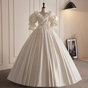 Vintage Audrey Hepburn Stil Elfenben Pärla Rhinestone Bröllopsklänningar 2023 Balklänning Satin Ruffle V Hals Rosett Korta Ärm Halterneck Långa Bröllop