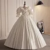Vintage / Retro Audrey Hepburn Style Ivory Pearl Rhinestone Wedding Dresses 2023 Ball Gown Satin Ruffle V-Neck Bow Short Sleeve Backless Floor-Length / Long Wedding