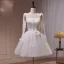 Schön Weiß Schleife Perle Brautkleid Kurz 2023 Spaghettiträger Ärmellos Rückenfreies Kurze Brautkleider / Hochzeitskleider