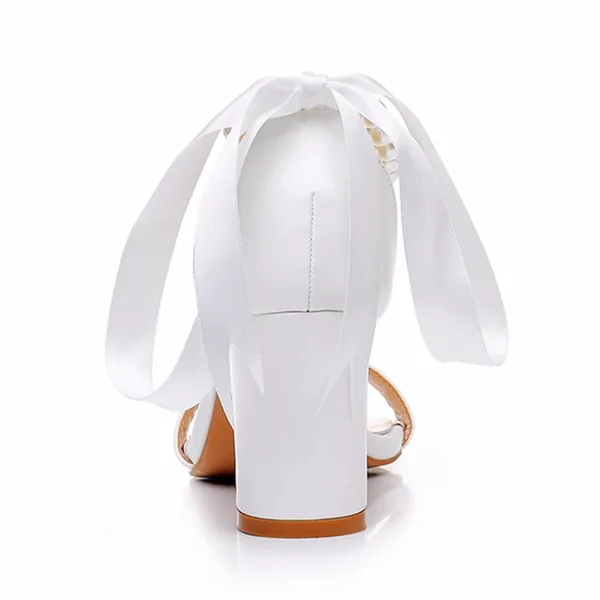 Élégant Blanche Perle Bride Cheville Peep Toes / Bout Ouvert Chaussure De Mariée 2024 7 cm Talons Épais Mariage Sandales Talons Hauts
