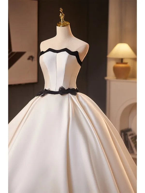 Elegante Weiß Satin Schleife Brautkleider / Hochzeitskleider 2025 Ballkleid Bandeau Ärmellos Rückenfreies Sweep / Pinsel Zug Hochzeit