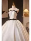 Elegante Weiß Satin Schleife Brautkleider / Hochzeitskleider 2025 Ballkleid Bandeau Ärmellos Rückenfreies Sweep / Pinsel Zug Hochzeit