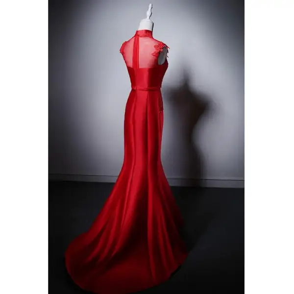 Style Chinois Rouge En Dentelle Fleur Faux Diamant Robe De Soirée 2025 Trompette / Sirène Col Haut Sans Manches Noeud Ceinture Train De Balayage Soirée Robe De Ceremonie