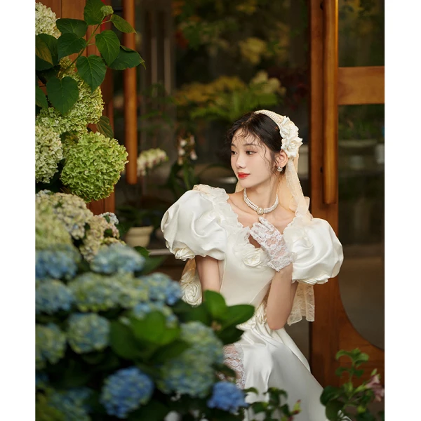 Vintage Weiß Satin Brautkleider / Hochzeitskleider 2023 A Linie V-Ausschnitt Geschwollenes Kurze Ärmel Rückenfreies Sweep / Pinsel Zug Hochzeit