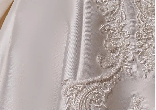 Vintage Weiß Perlenstickerei Spitze Blumen Satin Brautkleider / Hochzeitskleider 2025 A Linie Bandeau Ärmellos Rückenfreies Schleife Sweep / Pinsel Zug Hochzeit