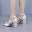 Charmant Weiß Perle Knöchelriemen Brautschuhe 2024 7 cm Thick Heels Peeptoes Hochzeit Sandaletten Hochhackige