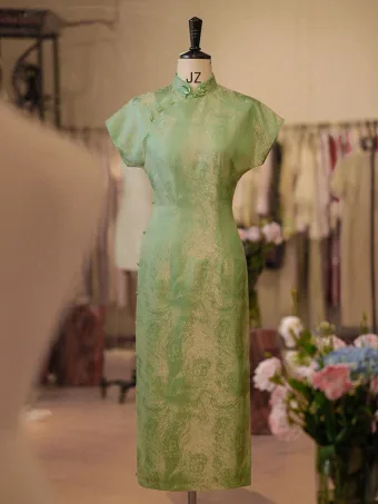 Chinesischer Stil Salbeigrün Gespaltete Front Seide Cheongsam 2026 Meerjungfrau Stehkragen Kurze Ärmel Wadenlang