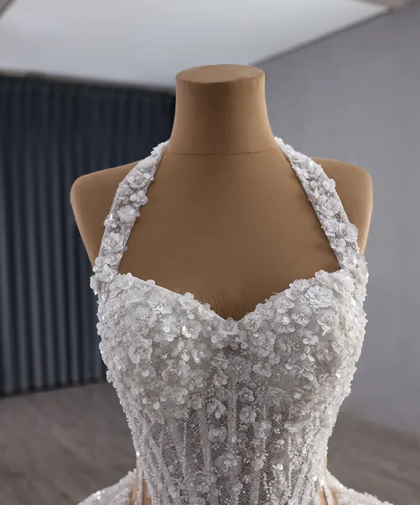 Glitzernden Luxus / Herrlich Weiß Handgefertigt Perlenstickerei Perle Pailletten Brautkleider / Hochzeitskleider 2025 Ballkleid Neckholder Ärmellos Rückenfreies Kapelle-Schleppe