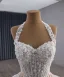 Glitzernden Luxus / Herrlich Weiß Handgefertigt Perlenstickerei Perle Pailletten Brautkleider / Hochzeitskleider 2025 Ballkleid Neckholder Ärmellos Rückenfreies Kapelle-Schleppe