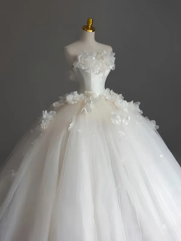 Elegant White Appliques Wedding Dresses 2025 Ball Gown Strapless Sleeveless Backless Chapel Train Wedding