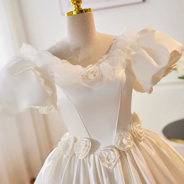 Elegant White Appliques Satin Wedding Dresses 2023 Ball Gown Scoop Neck Puffy Short Sleeve Backless Sweep Train Wedding