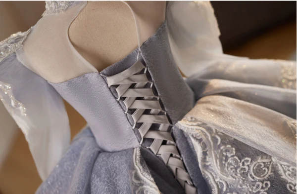 Médiévale Gris Perlage Perle Paillettes En Dentelle Fleur Volants en Cascade Anniversaire Robe Ceremonie Fille 2024 Robe Boule Col Haut Manches Longues Dos Nu Longue