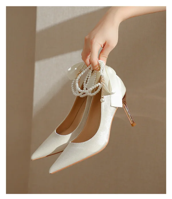 Élégant Ivoire Perle Noeud Bride Cheville Chaussure De Mariée 2023 Satin 8 cm Talons Aiguilles À Bout Pointu Mariage Escarpins Talons Hauts