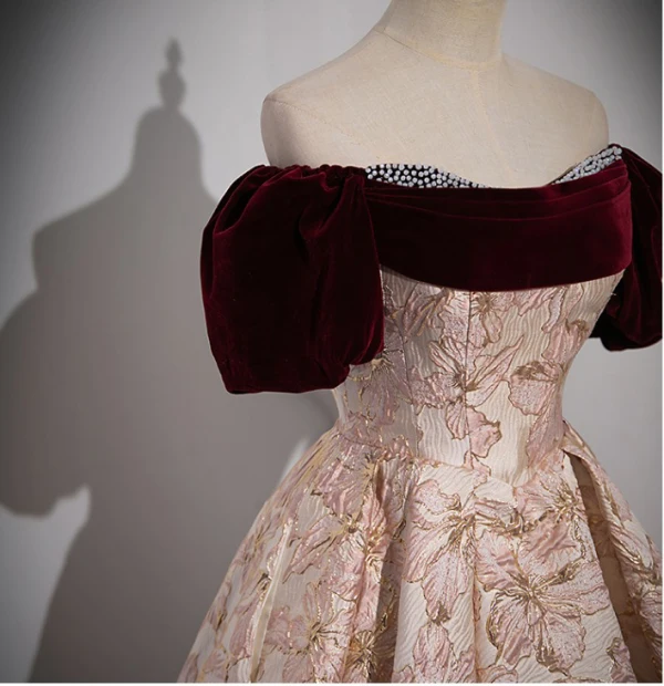 Elegante Burgunderrot Drucken Ballkleider 2023 Ballkleid Off Shoulder Kurze Ärmel Rückenfreies Lange Ball Festliche Kleider