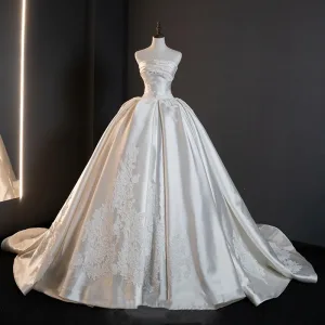 Vintage Retro White Lace Flower Satin Wedding Dresses 2025 Ball Gown Strapless Sleeveless Backless Court Train Wedding