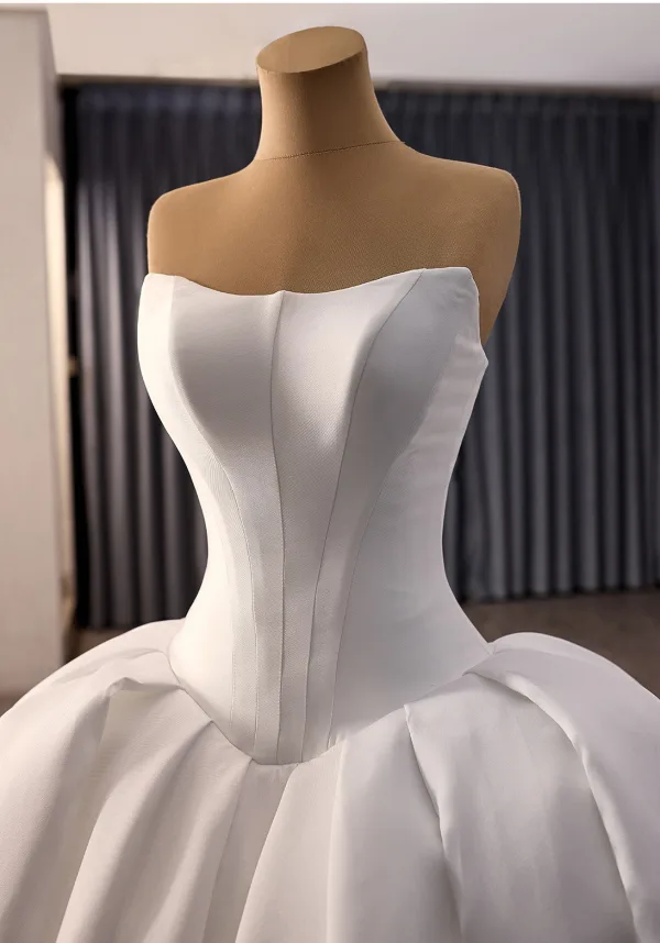 Haut de Gamme Élégant Ivoire Satin Corset  Robe De Mariée 2026 Robe Boule Bustier Sans Manches Dos Nu Chapel Train