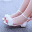 Schöne Weiß Ball Applikationen Sandalen Damen 2023 Knöchelriemen Peeptoes Low Heel Sandaletten Hochhackige
