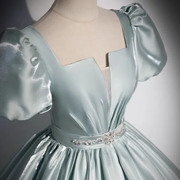 Chic / Belle Vert Cendré Satin Robe De Bal 2023 Robe Boule Encolure Carrée Gonflée Manches Courtes Dos Nu Faux Diamant Noeud Ceinture Longue Promo Robe De Ceremonie