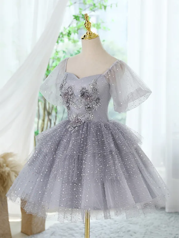 Charmant Gris Perlage Paillettes Appliques Anniversaire Robe De Fête 2024 Robe Boule Encolure Carrée Manches Courtes Dos Nu Courte Robe De Ceremonie