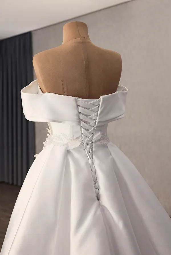 High End Elegante Weiß Handgefertigt Perlenstickerei Applikationen Pailletten Satin Brautkleider / Hochzeitskleider 2025 Ballkleid Off Shoulder Ärmellos Rückenfreies Kapelle-Schleppe