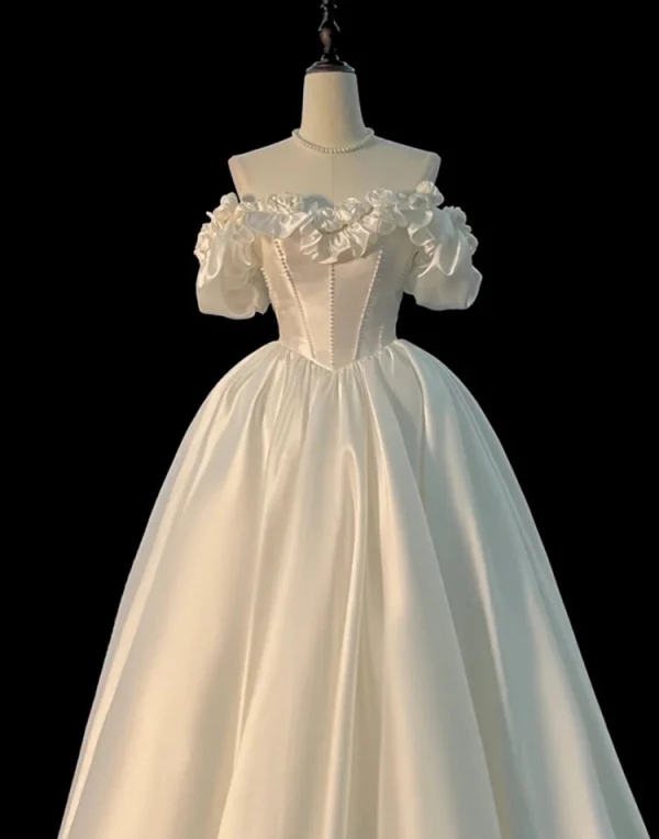 Vintage / Retro White Ruffle Satin Wedding Dresses 2024 Ball Gown Off-The-Shoulder Sleeveless Backless Floor-Length / Long Wedding