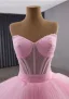 High-end Sukkertøyrosa Håndlaget Beading Gripende Ruffles Ballkjoler 2025 Ballkjole Kjæreste Langermede Ryggløse Cathedral Train Formelle Kjoler