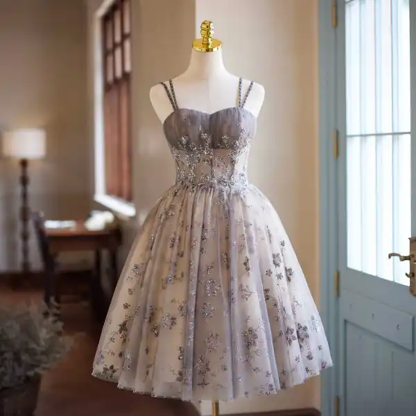 Chic / Belle Gris Paillettes Courte de retour Robe De Graduation 2024 Princesse Dos Nu Tulle Bretelles Spaghetti Sans Manches Robe De Ceremonie