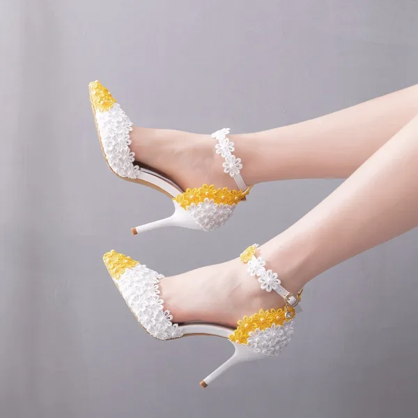 Elegante Zwei Töne Weiß Spitze Blumen Brautschuhe 2025 Knöchelriemen 9 cm Stilettos Spitzschuh Hochzeit Hochhackige