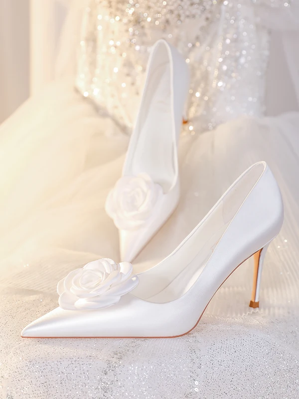 Elegante Ivory / Creme Applikationen Leder Satin Brautschuhe 2024 Knöchelriemen 8 cm Stilettos Spitzschuh Hochzeit Pumps Hochhackige