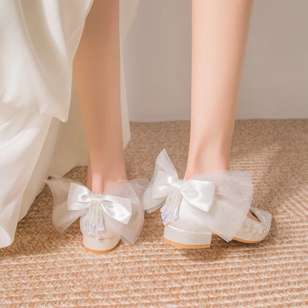 Modest / Simple White Pearl Lace Flower Bow Wedding Shoes 2024 4 cm Block Heels Pointed Toe Wedding Pumps High Heels
