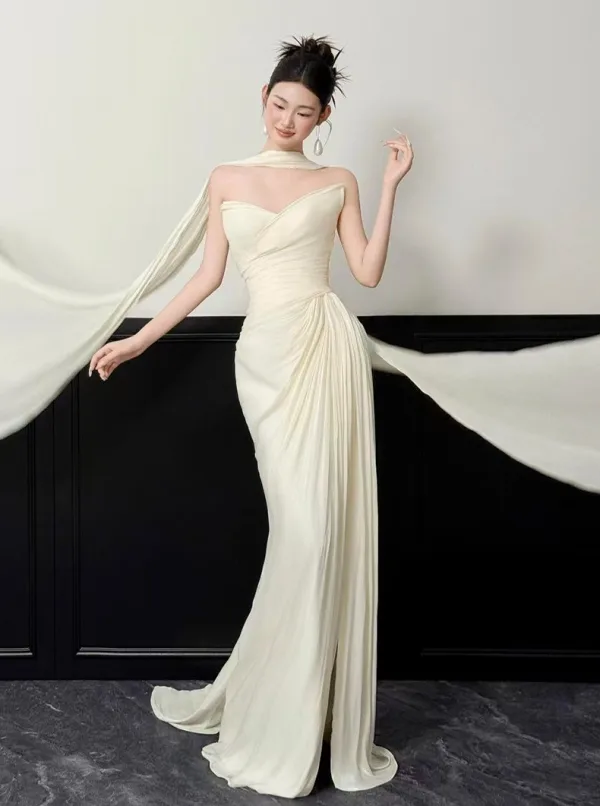 Light Ivory Split Front Trumpet / Mermaid Wedding Dresses 2026 Strapless Sleeveless Backless Sweep Train