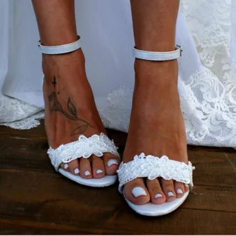 Chic Beautiful Ivory Lace Flower Wedding Shoes 2022 Ankle Strap 8 Cm Thick Heels Open Peep Toe Wedding Sandals High Heels
