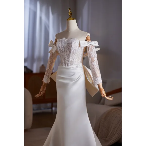 Elegante Ivory / Creme Spitze Blumen Satin Brautkleider / Hochzeitskleider 2025 Meerjungfrau Bandeau 3/4 Ärmel Rückenfreies Schleife Sweep / Pinsel Zug