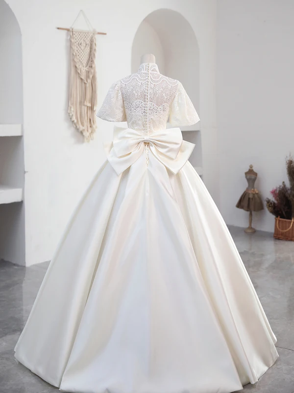 Modest / Simple Elegant Ivory Lace Flower Satin Wedding Dresses 2023 Ball Gown High Neck Short Sleeve Bow Sash Floor-Length / Long Wedding